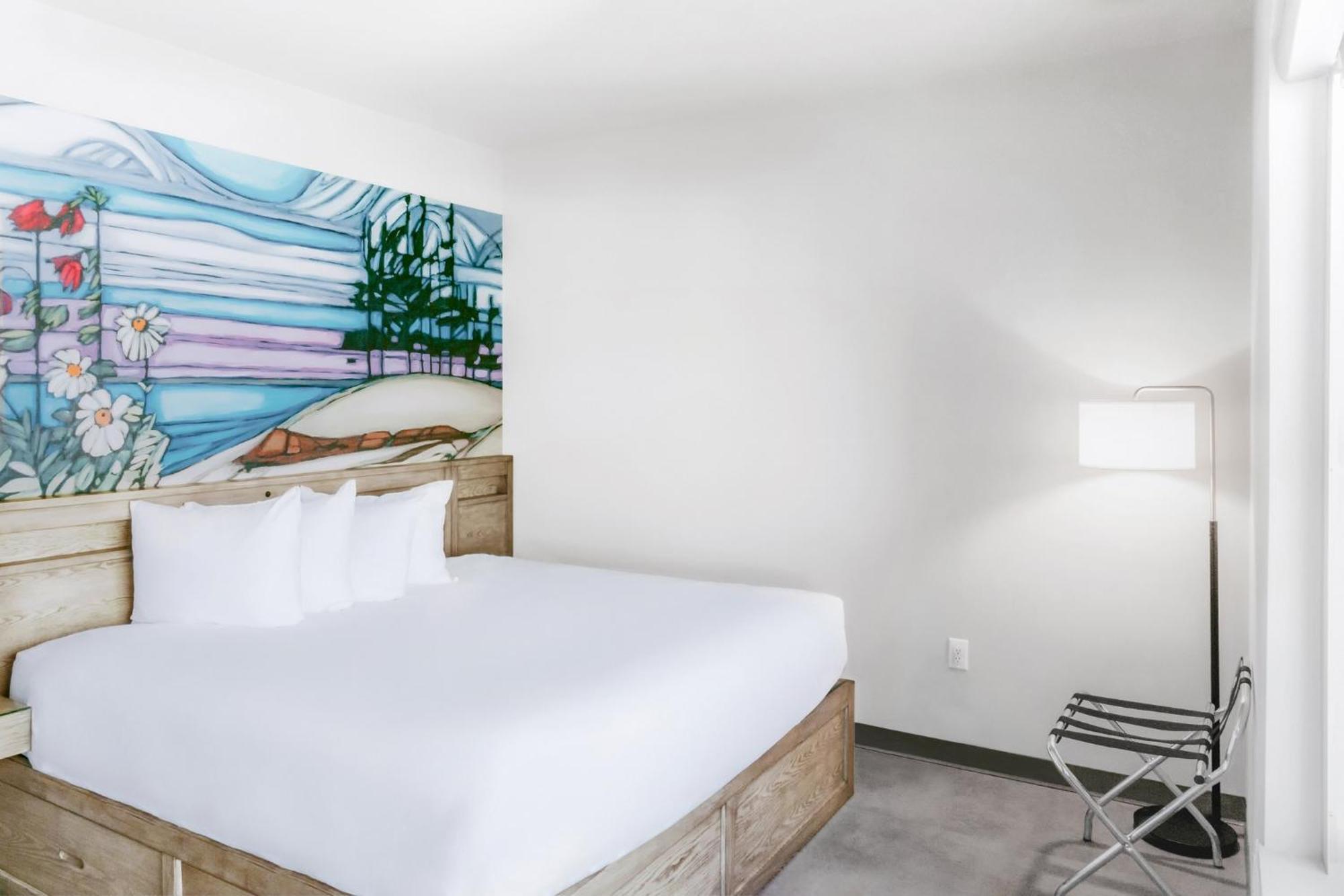 The Arts Hotel 夏洛特敦 外观 照片